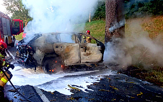 Samochód zapalił się po uderzeniu w drzewo. Nie żyje kierowca